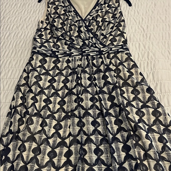 Tory Burch Sleeveless Silk Dress - w faux wrap skirt. Size 8 - Picture 5 of 11